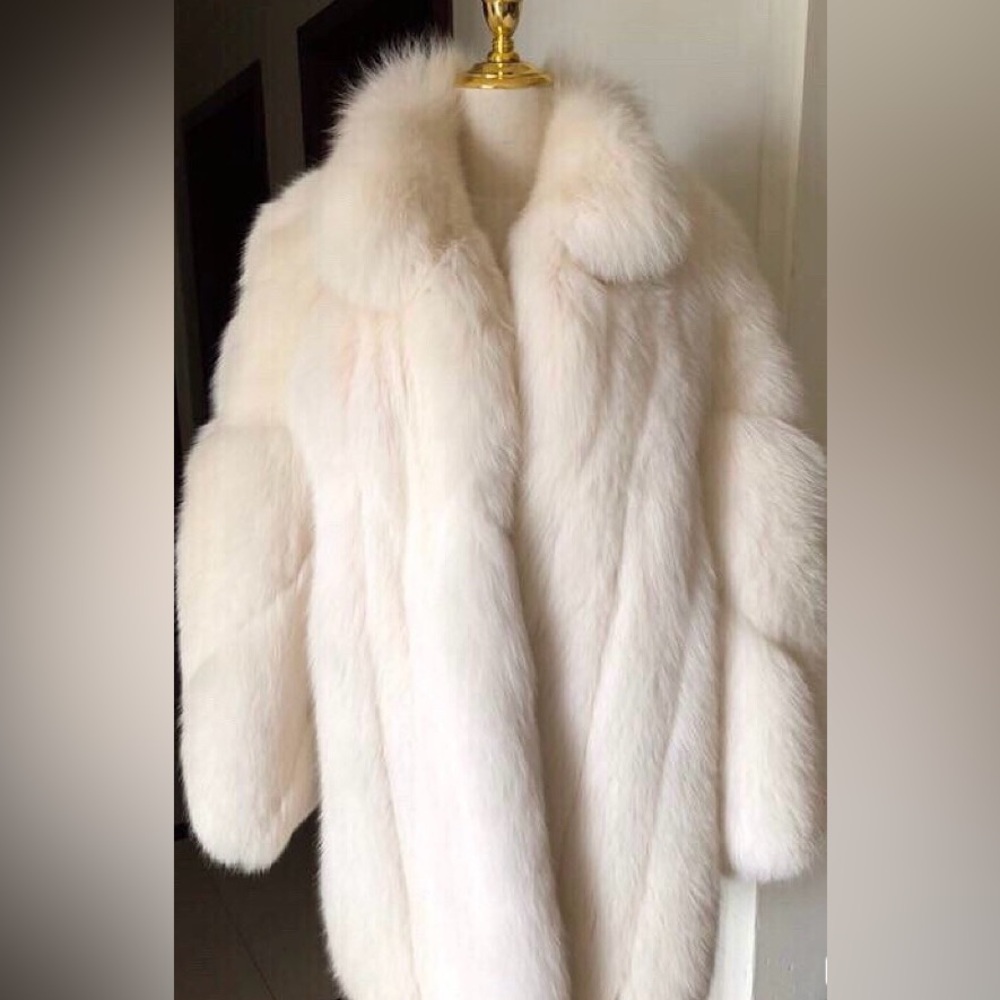 Glamorous Real arctic fox fur coat snowwhite with pink blush undertone